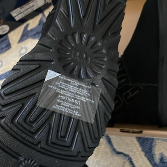 Ugg boots - size 6 new in box - Picture 3 of 4